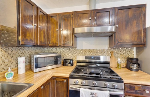 Abbott Loop House | 3 Mi to Alaska Zoo: Family Home in Anchorage!