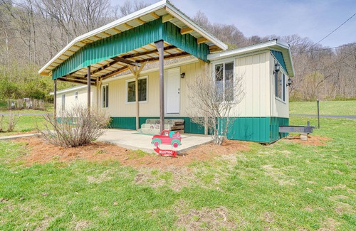 Bridgeport House | 3 Mi to Caesars Casino: Indiana Retreat w/Patio!