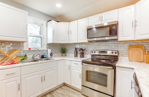 Newark House | 3 Mi to Dtwn: Home w/Yard in Newark