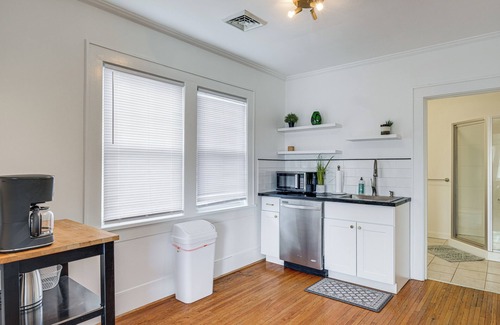 Roanoke Apartment | < 3 Mi to Dtwn Roanoke: Inviting Unit w/Balcony