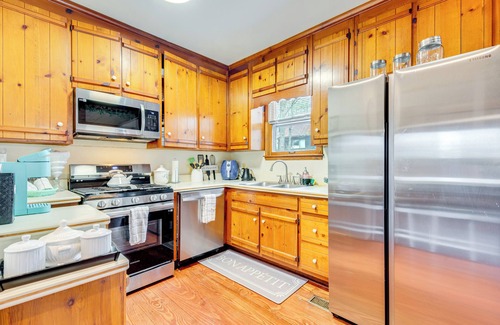 Marietta House | 3 Mi to Marietta Square: Hot Tub Haven w/2 Patios