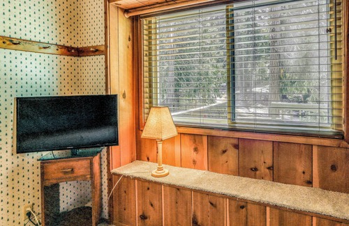 Sierra Cedars Cabin | 3 Mi to Shaver Lake: Cozy 'Bears Hideaway' Cabin!