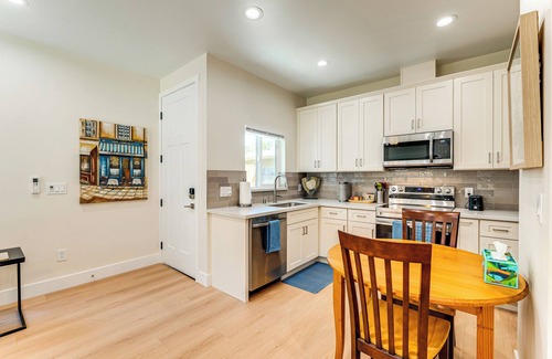 Davis Apartment | 3 Mi to UC Davis: Retreat w/Furnished Patio!