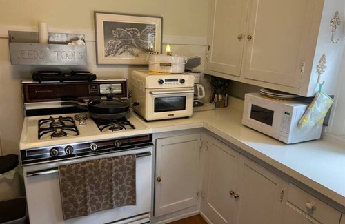 South Bend House | 3 Miles to ND. Sleeps 13 +. Whole Home with fenced-in back yard, pet-friendly.