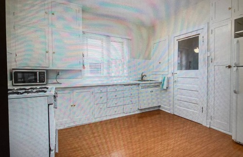South Bend House | 3 Miles to ND. Sleeps 13 +. Whole Home with fenced-in back yard, pet-friendly.