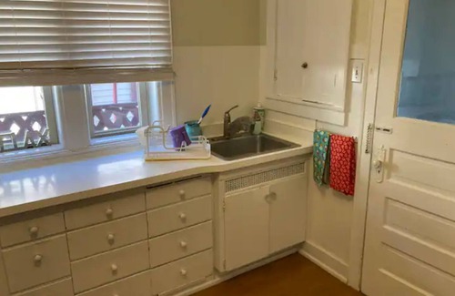 South Bend House | 3 Miles to ND. Sleeps 13 +. Whole Home with fenced-in back yard, pet-friendly.