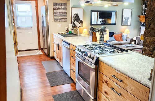 Overlook Park Cabin | 3 Min to SHARC with 8 Passes! Private Hot Tub, Quite Cul-de-sac w/PS4 & BBQ