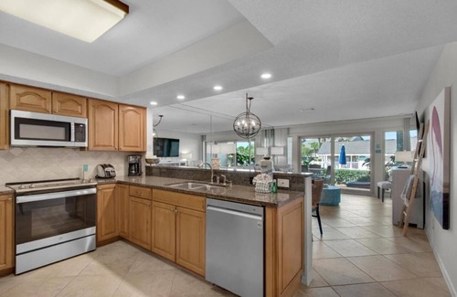 Fort Walton Beach - Destin Villa | 3 MIN WALK - 1st Floor Condo - No Stairs - Steps to Beach & Pool & Golf
