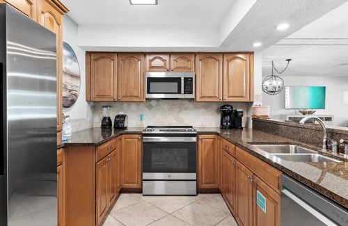 Fort Walton Beach - Destin Villa | 3 MIN WALK - 1st Floor Condo - No Stairs - Steps to Beach & Pool & Golf