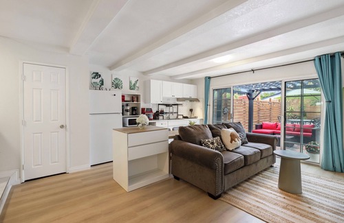 Costa Mesa House | 3 minutes to South Coast Plaza! Lovely garden-view retreat with King-sized bed