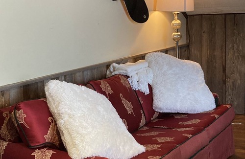Stratton and Bromley Ski Areas Apartment | 3 minutes to Stratton. Cozy 1 bedroom/1 bath apartment for 4. Private entrance