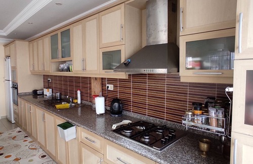 Tosmur Belediyesi Apartment | 3 minutes to the beach! Spacious and silent suite with pool.