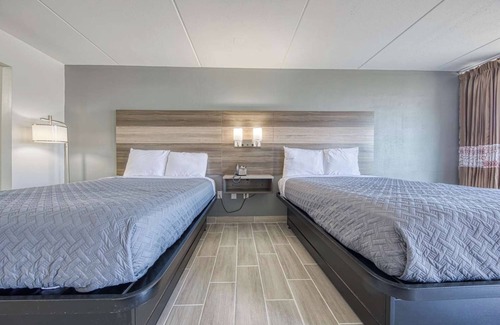 Revelo Hotel | 3 Modern Rooms w/Pool, Free Breakfast, Near Barthell Coal Camp & Yahoo Falls