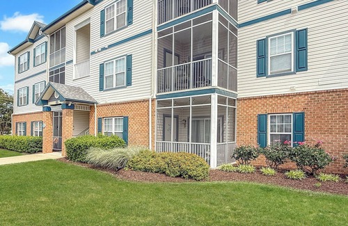 Villages of Five Points Condo | * 3 Night Rentals Available * Beautifully decorated FIRST FLOOR condo in Five Points!