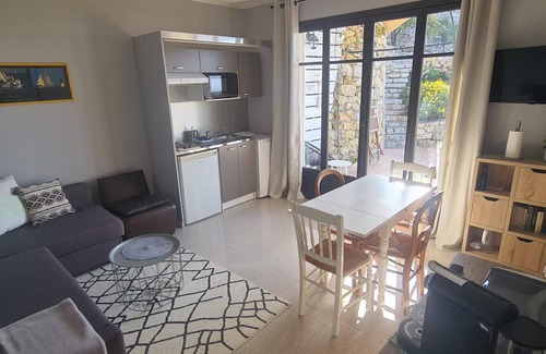 Saint-Andre-de-la-Roche Apartment | 3 P. apartment in villa on hill, sea view 15 mn from Nice center