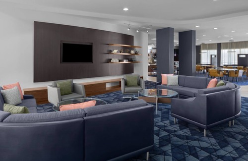 Oldsmar Hotel | 3-Room Getaway! Relax with Smart TVs, Pool & Family-Friendly Attractions