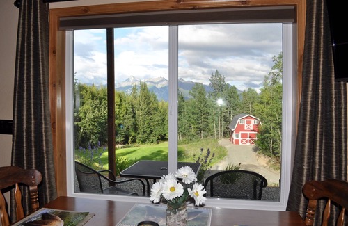 Gateway Apartment | 3 Rustic Elegant Suites (sleep 12+) - Fish, hike, site-see from your doorstep