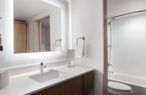 Northeast Virginia Beach Hotel | 3 Sleek Units in the Heart of Virginia! Pool, Near First Landing State Park