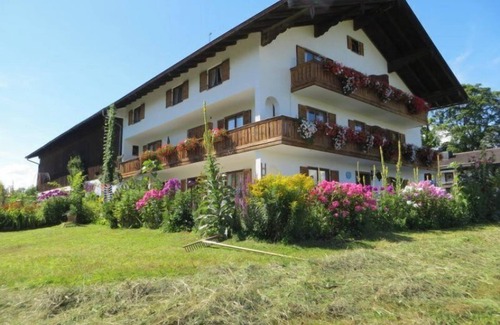 Prien am Chiemsee Apartment | 3-sterne Ferienwohnung Hochgern mit Separatem Schlafzimmer und Balkon 70qm