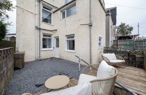 Cwmbrwla Apartment | 3 Storey House, 2 Bathrooms, Smart Tv's all rooms!