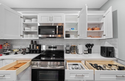 Constable Hook House | 3 Story Building: 6Bed 4Bath, Arcade, Massage Lounge, train 7min, NYC 20min