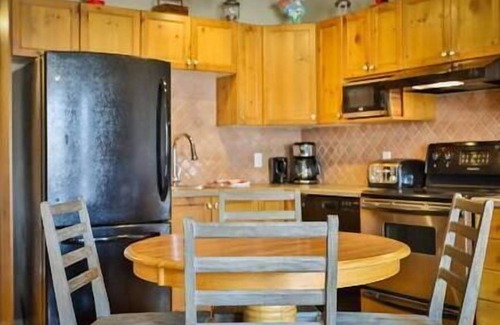 East Kootenay Apartment | 3-Story Condo/Mountain Views/Board Games