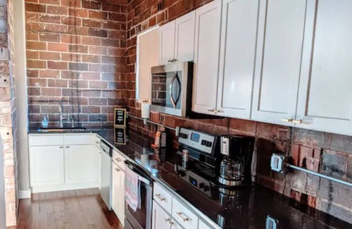Downtown Apartment | 3 STORY Penthouse-King Bed +Downtown Davenport