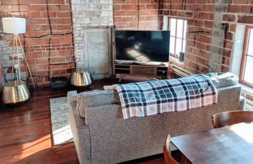 Downtown Apartment | 3 STORY Penthouse-King Bed +Downtown Davenport