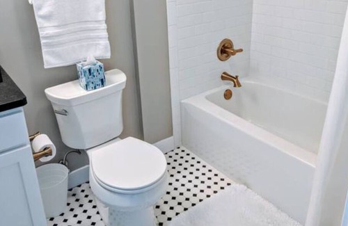 Downtown Apartment | 3 STORY Penthouse-King Bed +Downtown Davenport