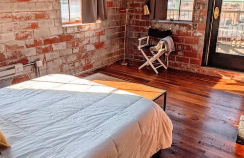 Downtown Apartment | 3 STORY Penthouse-King Bed +Downtown Davenport