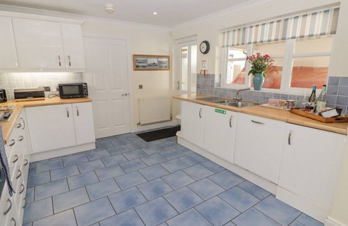Little Haven House | 3 STRAWBERRY CLOSE, family friendly, with a garden in Broad Haven