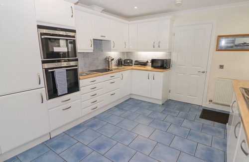 Little Haven House | 3 STRAWBERRY CLOSE, family friendly, with a garden in Broad Haven