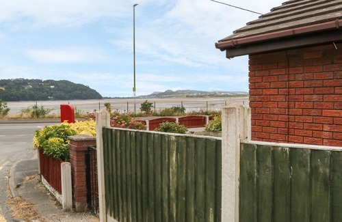 Llansanffraid Glan Conwy Cottage | 3 TREM AFON, pet friendly, with a garden in Conwy