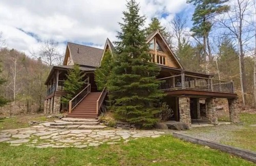 Dysart et al Cottage | 3 Waterfront Cottage with 2 Hot tubs on 2 acre