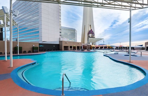Gateway District Hotel | 3 x Elite 2 Queens at The STRAT Hotel, Casino & Tower