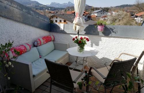 Irschen Apartment | 3-Zi Atelierdachwohnung mit Bergblick Seenähe und 2 Loggia