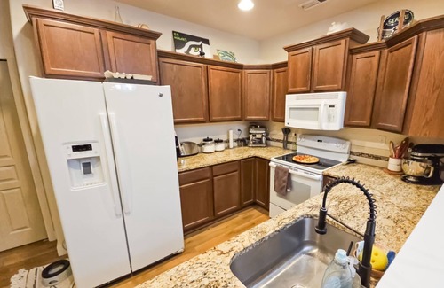 Larkspur House | 30+ day rental for long term pricing on Bends Eastside!