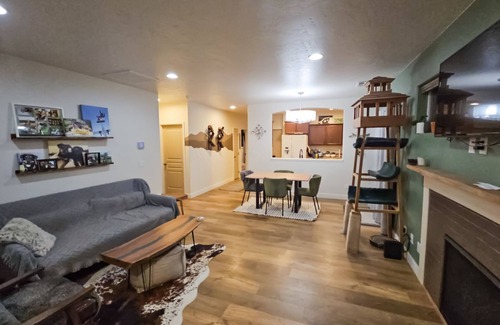 Larkspur House | 30+ day rental for long term pricing on Bends Eastside!