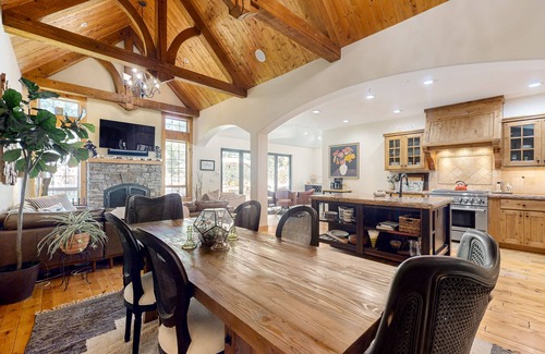 Southwest Bend House | 30 mins to Bachelor, 8 Mins to Old Mill - hot tub, fireplaces, open living space