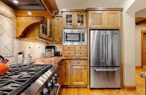 Southwest Bend House | 30 mins to Bachelor, 8 Mins to Old Mill - hot tub, fireplaces, open living space