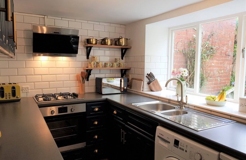 Pickering Cottage | 300 Year Old Cozy Retreat, walk to Pickering's Heart, SteamTrains, and Pub!