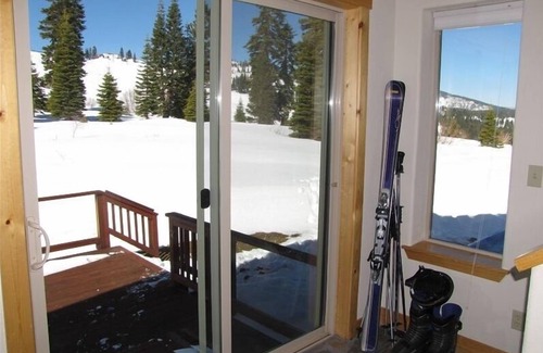 Truckee House | 3000sf 4BR+ Ski-in Ski-Out, Views & AC!
