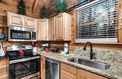 Gatlinburg - Pigeon Forge Cabin | 300MB WIFI, Pets Welcome, Hot Tub, Arcade, Fire Pit