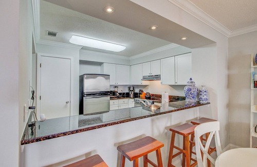 Isle of Palms Apartment | 308 Summerhouse by AvantStay | Oceanview Condo w/Community Pool Access