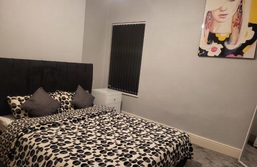 Burslem Apartment | 30mins from Alton Towers - Panama Apartments Lodge
