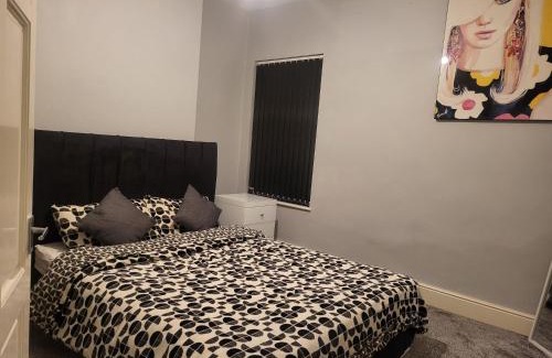 Burslem Apartment | 30mins from Alton Towers - Panama Apartments Lodge