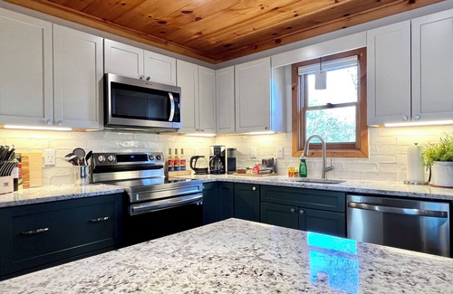Pigeon Forge Cabin | 310 reviews ⭐️ Treehouse Views & Privacy! Awesome Updates Only 5 Min to Parkway