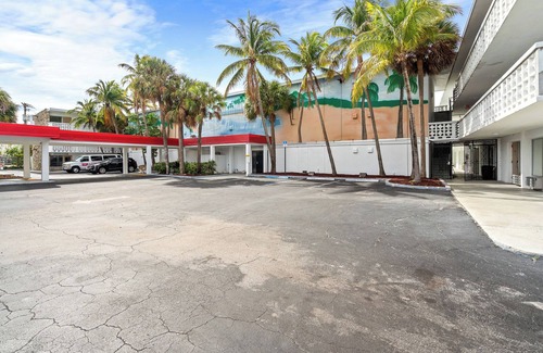 South Corals Apartment | 324-Fantastic FLL Location! Only 1 mile from beach