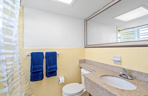 South Corals Apartment | 324-Fantastic FLL Location! Only 1 mile from beach