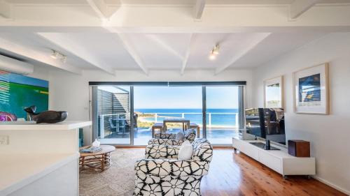Killcare Heights House | '33 Degrees - Stunning Views' by Accom Holidays